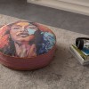 Serenon Urban Muse Yer Minderi – Sanatsal Portre Desenli & Gül Kurusu Kenarlı Serenon Urban Muse Yer Minderi – Sanatsal Portre Desenli & Gül Kurusu Kenarlı
