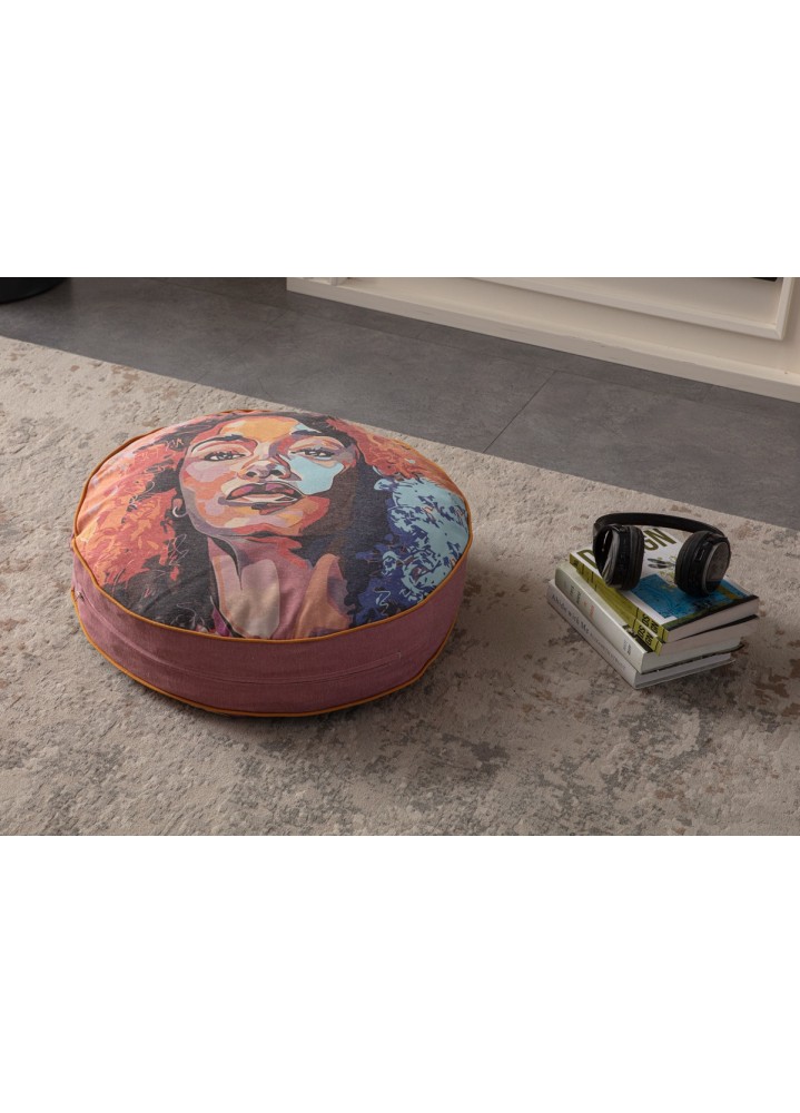 Serenon Urban Muse Yer Minderi – Sanatsal Portre Desenli & Gül Kurusu Kenarlı