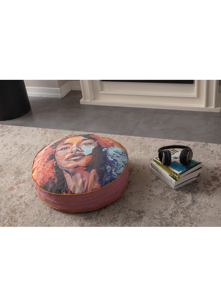 Serenon Urban Muse Yer Minderi – Sanatsal Portre Desenli & Gül Kurusu Kenarlı