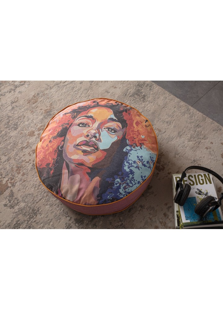 Serenon Urban Muse Yer Minderi – Sanatsal Portre Desenli & Gül Kurusu Kenarlı Serenon Urban Muse Yer Minderi – Sanatsal Portre Desenli & Gül Kurusu Kenarlı