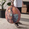 Serenon Urban Muse Yer Minderi – Sanatsal Portre Desenli & Gül Kurusu Kenarlı Serenon Urban Muse Yer Minderi – Sanatsal Portre Desenli & Gül Kurusu Kenarlı