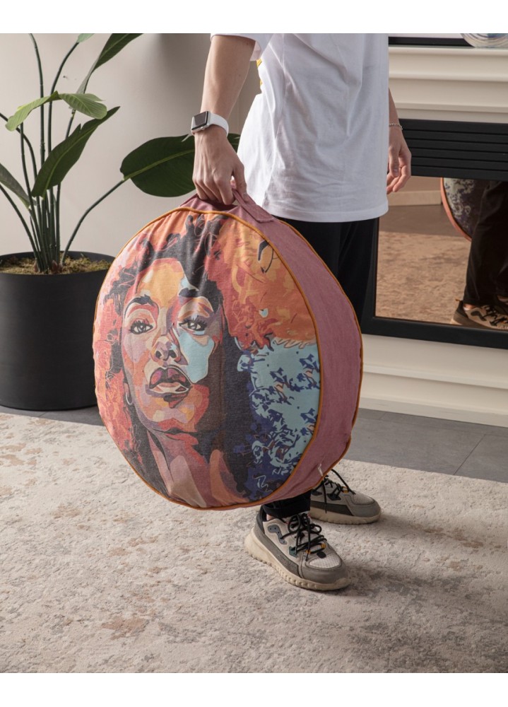 Serenon Urban Muse Yer Minderi – Sanatsal Portre Desenli & Gül Kurusu Kenarlı Serenon Urban Muse Yer Minderi – Sanatsal Portre Desenli & Gül Kurusu Kenarlı