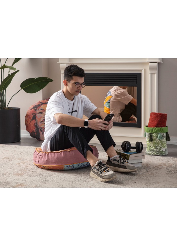 Serenon Urban Muse Yer Minderi – Sanatsal Portre Desenli & Gül Kurusu Kenarlı Serenon Urban Muse Yer Minderi – Sanatsal Portre Desenli & Gül Kurusu Kenarlı