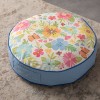 Serenon Happy Bloom Yuvarlak Yer Minderi – Rengarenk Çiçek Desenli & Mavi Kenarlı Serenon Happy Bloom Yuvarlak Yer Minderi – Rengarenk Çiçek Desenli & Mavi Kenarlı