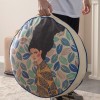 Serenon Elegant Muse Yuvarlak Yer Minderi – Sanat Kadın Figürlü & Mavi Kenarlı Serenon Elegant Muse Yuvarlak Yer Minderi – Sanat Kadın Figürlü & Mavi Kenarlı