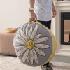 Serenon Big Daisy Yuvarlak Yer Minderi – Gri Zemin Üzerine Papatya Deseni & Sarı Kenar Serenon Big Daisy Yuvarlak Yer Minderi – Gri Zemin Üzerine Papatya Deseni & Sarı Kenar