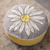 Serenon Big Daisy Yuvarlak Yer Minderi – Gri Zemin Üzerine Papatya Deseni & Sarı Kenar Serenon Big Daisy Yuvarlak Yer Minderi – Gri Zemin Üzerine Papatya Deseni & Sarı Kenar