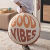 Serenon Good Vibes Yuvarlak Yer Minderi – Tipografik Desen & Turuncu Kenarlı