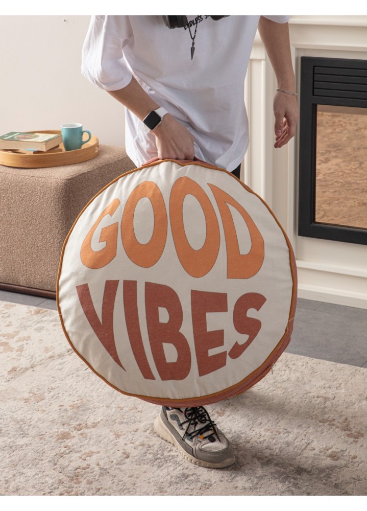 Serenon Good Vibes Yuvarlak Yer Minderi – Tipografik Desen & Turuncu Kenarlı