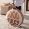 Serenon Good Vibes Yuvarlak Yer Minderi – Tipografik Desen & Turuncu Kenarlı