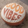 Serenon Good Vibes Yuvarlak Yer Minderi – Tipografik Desen & Turuncu Kenarlı