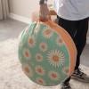 Serenon Daisy Pop Yuvarlak Yer Minderi – Turuncu Kenarlı Canlı Papatya Deseni Serenon Daisy Pop Yuvarlak Yer Minderi – Turuncu Kenarlı Canlı Papatya Deseni