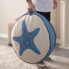 Serenon Blue Star Yuvarlak Yer Minderi – Deniz Yıldızı Desenli & Mavi Kenarlı Serenon Blue Star Yuvarlak Yer Minderi – Deniz Yıldızı Desenli & Mavi Kenarlı
